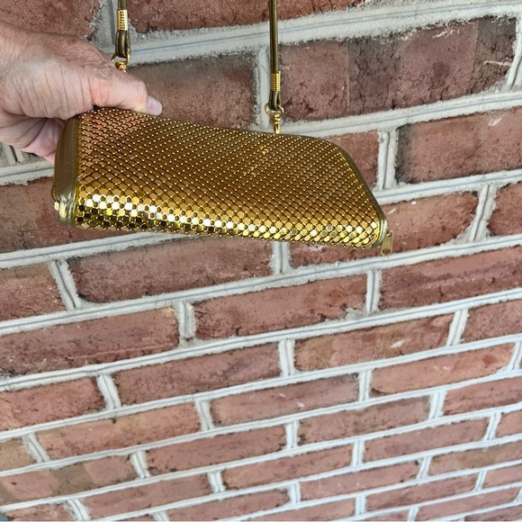 Vintage chain link purse. gold metal. Very cute for formal, party or concerts - Picture 5 of 7